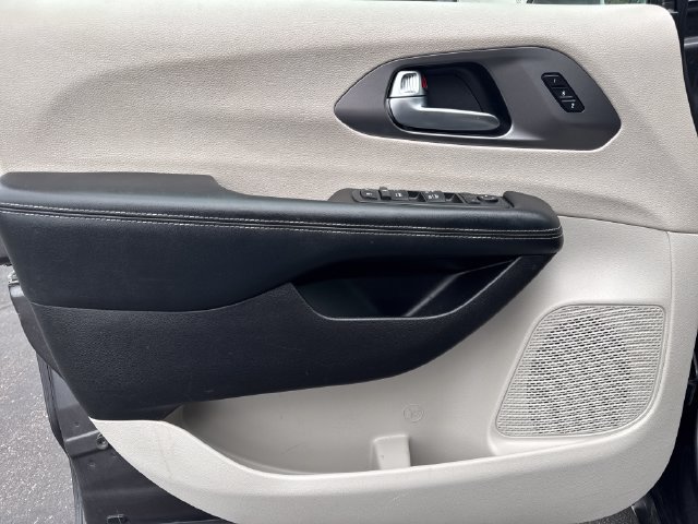 Used 2022 Chrysler Pacifica Touring-L FWD image 10