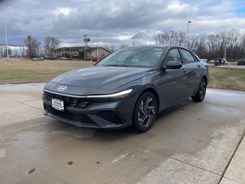 Used 2025 Hyundai Elantra Sport w/ Cargo Package image 2