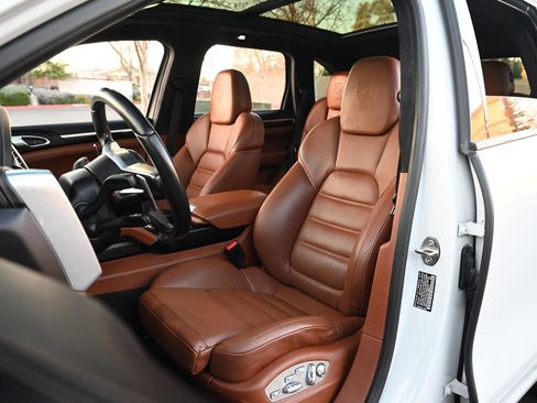 Used 2016 Porsche Cayenne Turbo image 11