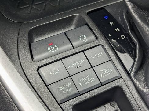 Used 2022 Toyota RAV4 LE AWD/4WD image 25