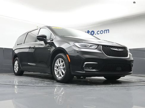 Used 2023 Chrysler Pacifica Touring-L FWD image 29