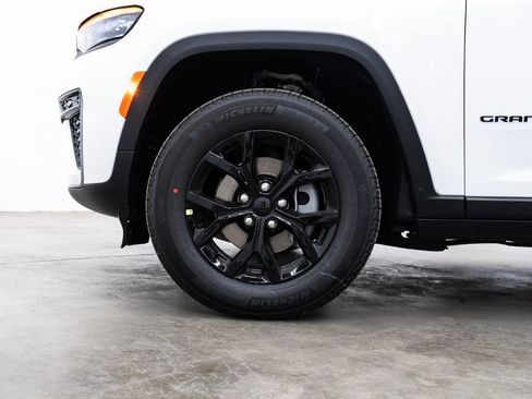 New 2026 Jeep Grand Cherokee Altitude image 7