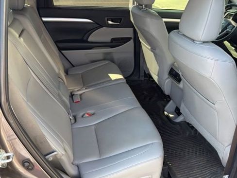 Used 2019 Toyota Highlander XLE image 8