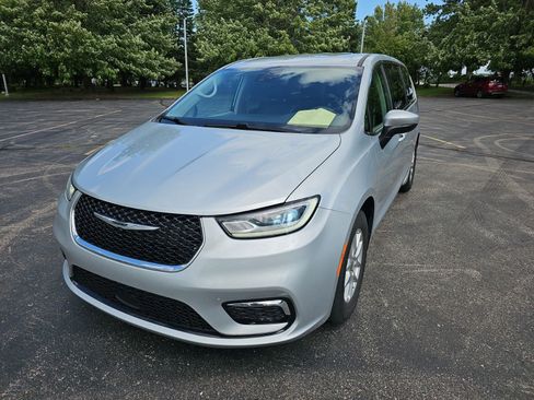 Used 2023 Chrysler Pacifica Touring-L FWD image 2