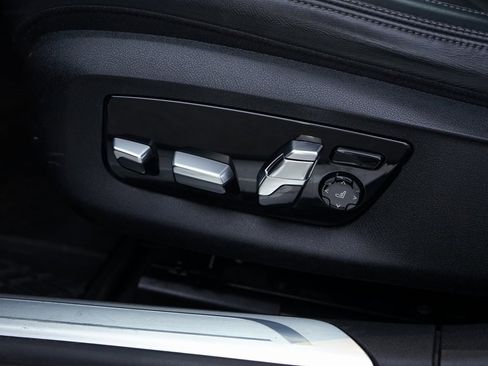 Used 2021 BMW 740i xDrive w/ Premium Package image 30