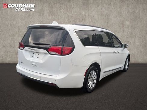 Used 2017 Chrysler Pacifica Touring-L FWD image 7