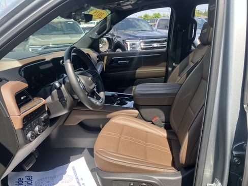 Used 2025 Chevrolet Tahoe High Country AWD/4WD image 21