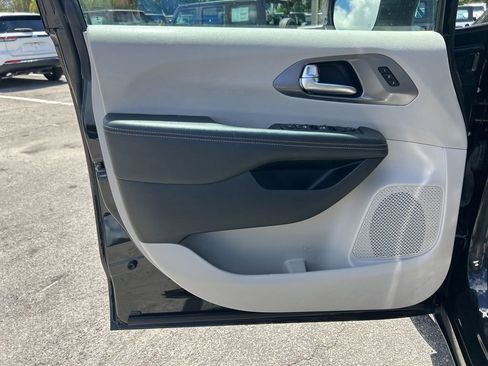 Certified 2023 Chrysler Pacifica Touring-L image 33