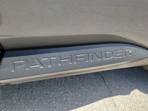 Used 2025 Nissan Pathfinder SL FWD image 31