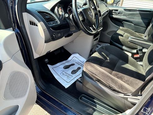 Used 2016 Dodge Grand Caravan SE FWD image 10