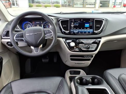 Certified 2024 Chrysler Pacifica Touring-L FWD image 14