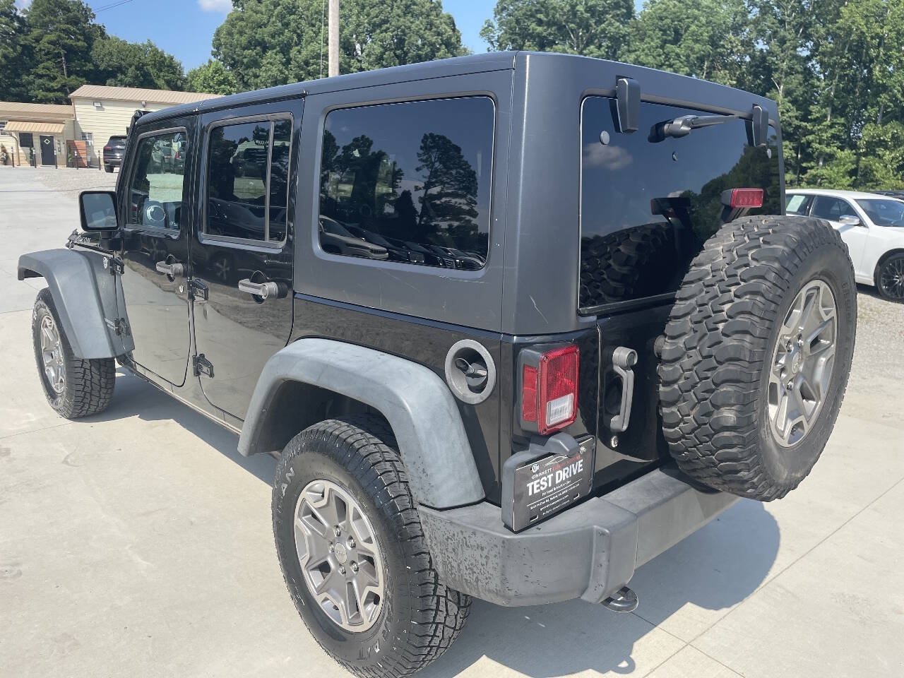 Used 2015 Jeep Wrangler Unlimited Rubicon w/ Connectivity Group AWD/4WD image 5