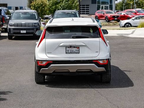Used 2023 Kia Niro EX Touring FWD image 4