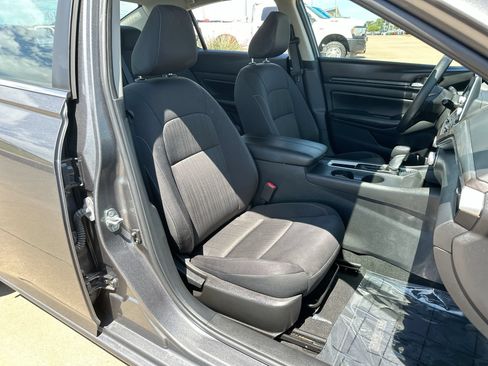 Used 2025 Nissan Altima 2.5 SV FWD image 23