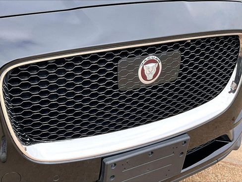 Used 2019 Jaguar F-PACE Portfolio image 29