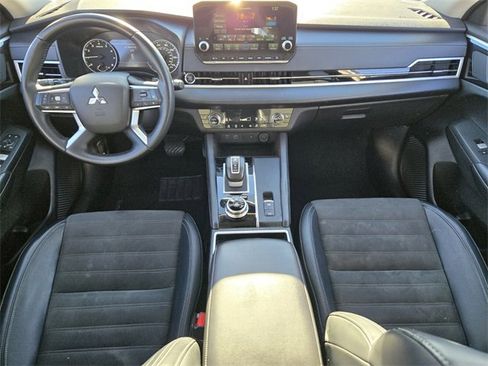 Used 2024 Mitsubishi Outlander SE image 14
