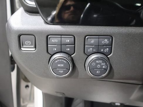 Used 2022 Chevrolet Silverado 1500 High Country w/ High Country Premium Package AWD/4WD image 33