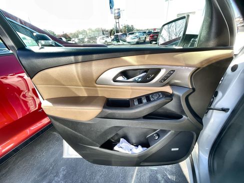 Used 2023 Chevrolet Traverse Premier image 22