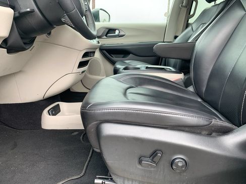 Used 2023 Chrysler Pacifica Touring-L FWD image 21