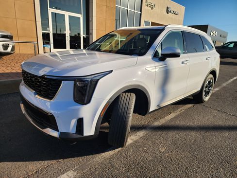 Used 2025 Kia Sorento S image 2