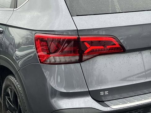 Certified 2022 Volkswagen Taos SE image 10