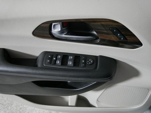 Used 2023 Chrysler Pacifica Limited AWD/4WD image 19