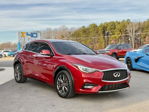 Used 2017 INFINITI QX30 image 6