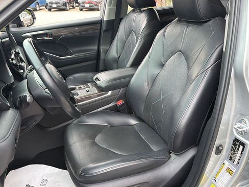 Used 2022 Toyota Highlander Platinum image 11