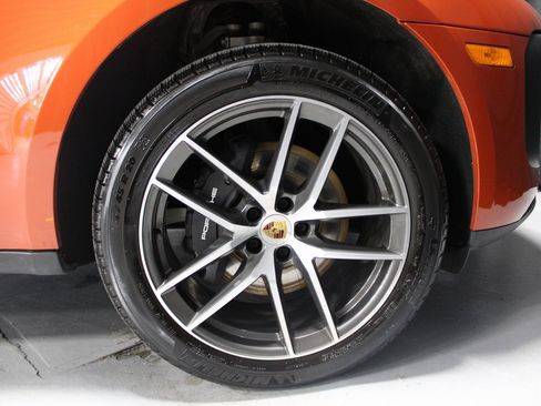 Certified 2025 Porsche Macan image 18