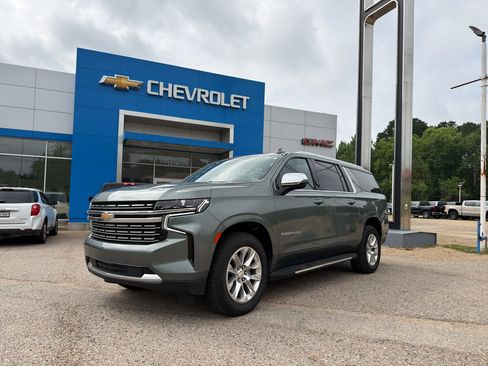 Used 2023 Chevrolet Suburban Premier AWD/4WD image 2