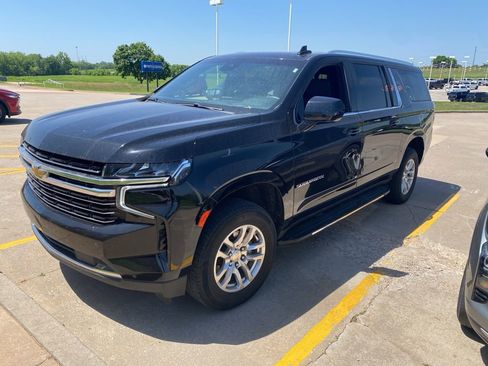Used 2024 Chevrolet Suburban LT RWD image 2