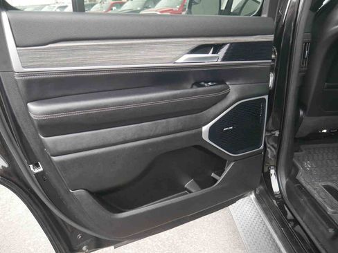 Used 2024 Jeep Wagoneer Series III image 12