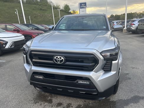 Used 2025 Toyota Tacoma SR5 AWD/4WD image 8