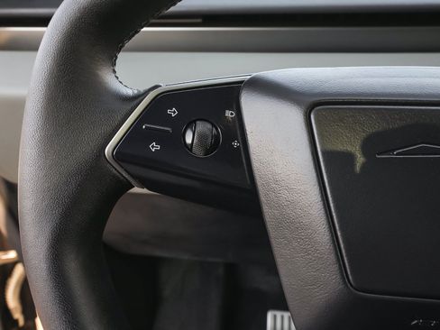 Used 2025 Tesla Cybertruck AWD Crew Cab image 18