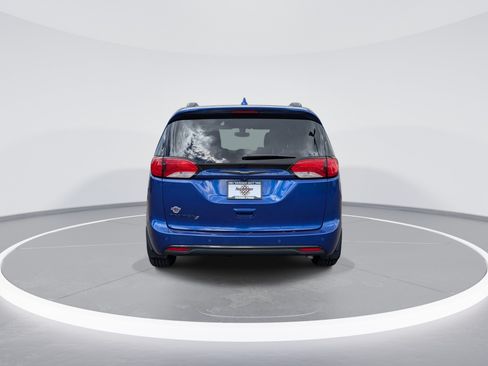 Used 2019 Chrysler Pacifica Touring-L w/ S Appearance Package FWD image 6