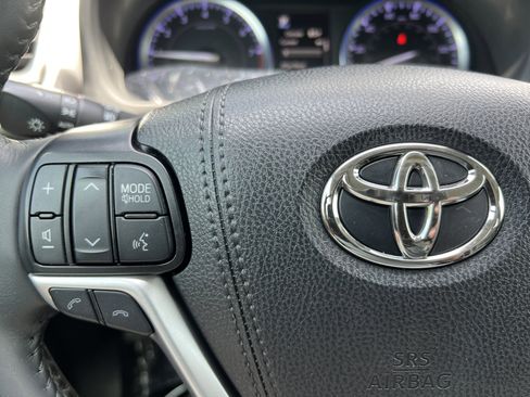 Used 2019 Toyota Highlander XLE FWD image 33