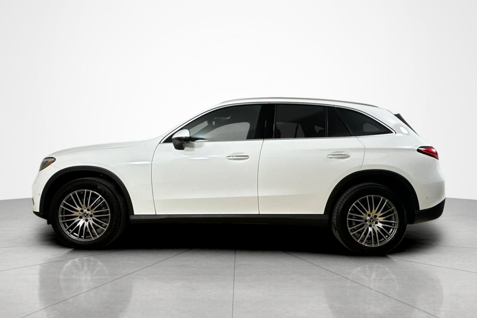 Used 2026 Mercedes-Benz GLC 300 image 2