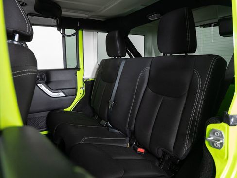 Used 2016 Jeep Wrangler Unlimited Sahara w/ Connectivity Group image 16