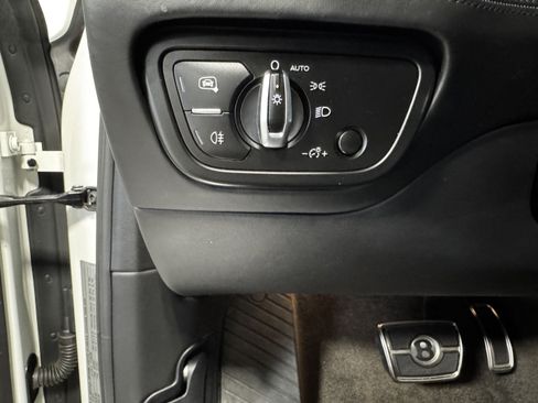 Used 2018 Bentley Bentayga AWD/4WD image 21