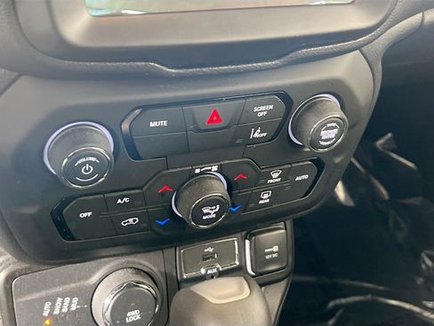 Used 2022 Jeep Renegade Latitude w/ Convenience Group image 16