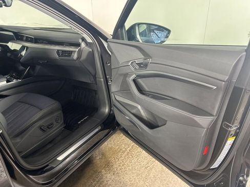 Used 2024 Audi Q8 e-tron Premium Plus w/ Premium Plus Package image 9