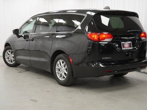 Used 2023 Chrysler Voyager LX image 14