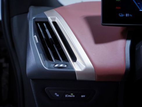 Used 2023 BMW iX xDrive50 w/ Sport Package image 17