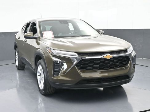 Used 2024 Chevrolet Trax LS w/ LS Convenience Package image 9