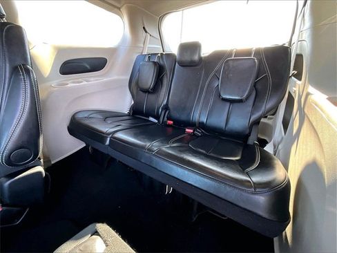 Used 2024 Chrysler Pacifica Touring-L image 16