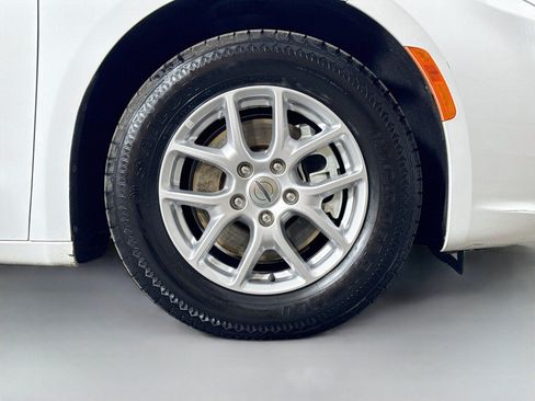 Used 2024 Chrysler Pacifica Touring-L FWD image 46