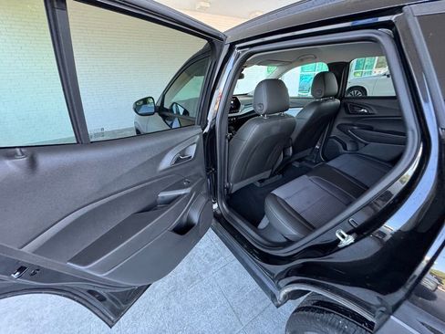 Used 2025 Chevrolet Trax LT FWD image 18
