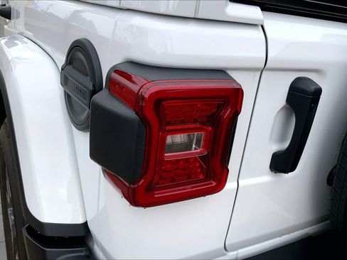 Used 2024 Jeep Wrangler Unlimited Sahara AWD/4WD image 29