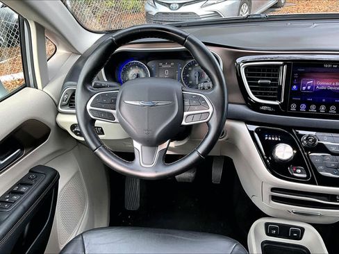 Used 2017 Chrysler Pacifica Touring-L image 5