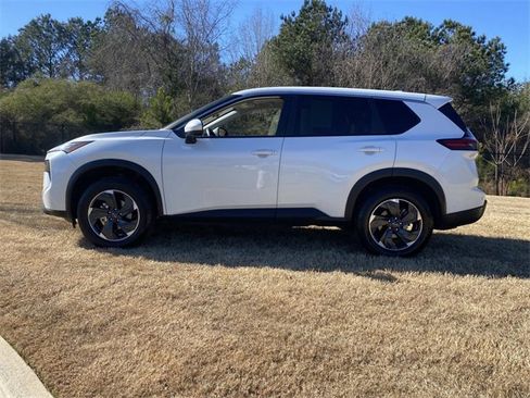 Used 2024 Nissan Rogue SV image 10